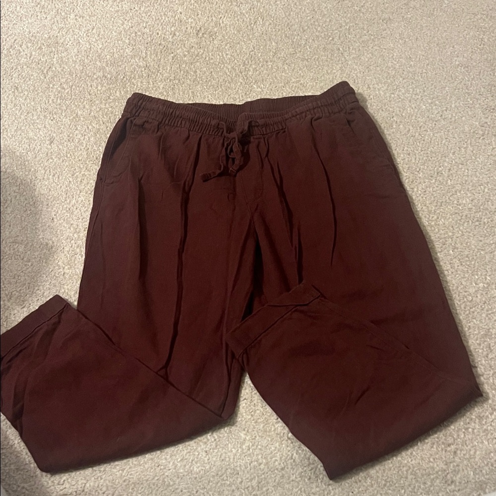 Old Navy womens maroon linen pants. Tapered ankle length.